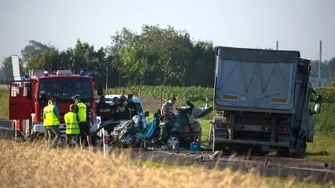 Czołowe zderzenie z tirem. Dwie osoby nie żyją