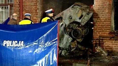 Auto uderzyło w dom, kierowca spłonął