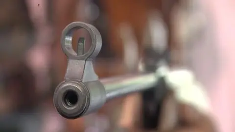 "Wyjął broń i celował w policjantów". 63-latek odpowie przed sądem