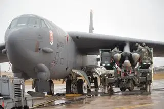 Amerykańskie pociski AGM-68B przenoszone przez samoloty B-52