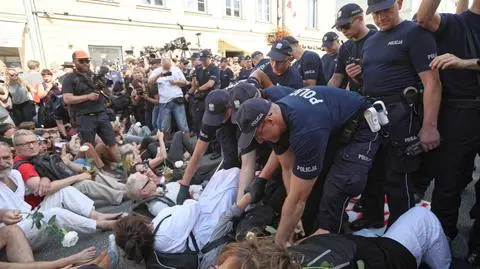 Police have removed people blocking nationalists' march in Warsaw