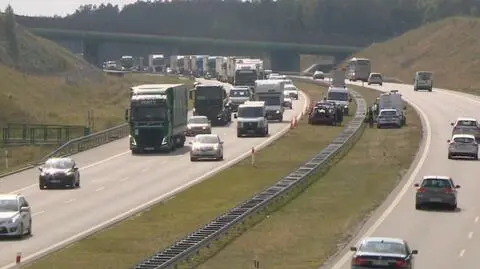 Samochód dachował na A2. Ranne dwie osoby