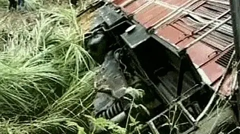 07.09 |Co najmniej dwie osoby zginęły w katastrofie pociągu w Wietnamie. Maszyna wykoleiła się, ponieważ na tory osunęła się ziemia. Ofiary to kilkumiesięczne dziecko i starsza kobieta.(APTN)
