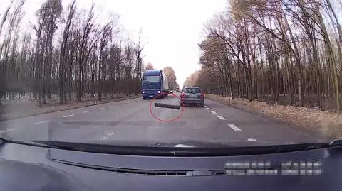 Kraśnik. Metalowa rura uderzyła w samochód, ranny kierowca