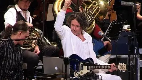 Goran Bregović z elektryczną gitarą, w towarzystwie Orkiestry Weselno-Pogrzebowej