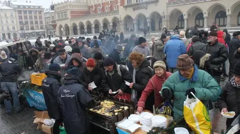 250 tys. pierogów dla biednych. "Smutne są rekordy ilości posiłków"