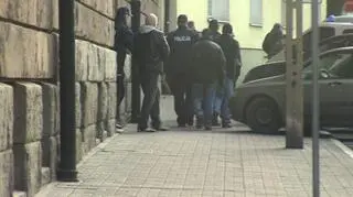 Policja wyprowadza członków gangu z budynku sądu
