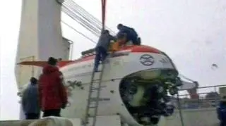 Dwa rosyjskie batyskafy zanurzą się na rekordową głębokość by dotknąć dna, cztery kilometry pod lodami Bieguna Północnego. (APTN)