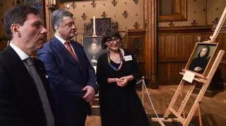 Prezydent Ukrainy podczas wystawy, w ramach której pokazano znalezione obrazy