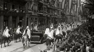 82-letni gen. Franco odbiera paradę wojskową, 1975 rok (na zdjęciu frankiści w San Sebastian w 1939 r.)