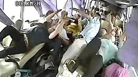 Co dzieje się z pasażerami autobusu podczas wypadku. Wybraliście najlepsze wideo tygodnia