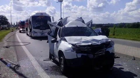 Zmiażdżone auto osobowe w wypadku koło Magnic