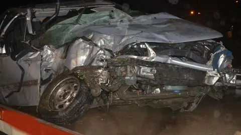 Samochód wjechał pod szynobus. 6 osób rannych