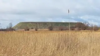 Hałda znaduje się około 3 km od Zatoki Gdańskiej