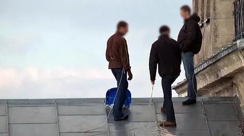Ryzykowne odśnieżanie na dachu kościoła