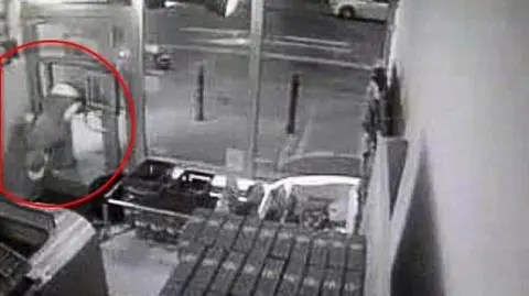 Włamanie w cyrkowym stylu: przez nocne okienko