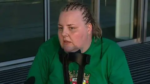 "Rany na głowie, krew się lejąca... 
Dwa ciosy na mnie padły"