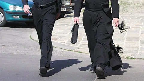 Geje w sutannach mają się przyznać