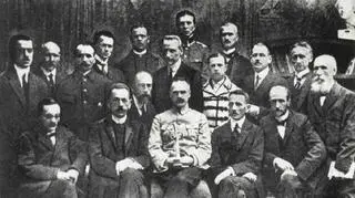 Rząd polski zaprzysiężony 18 listopada 1918 r. z J. Moraczewskim na czele. Od lewej siedzą: S. Thugutt, J. Moraczewski, J. Piłsudski, L. Supiński, L. Wasilewski