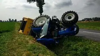 Nowiutki ciągnik w rowie