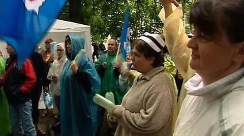 Premier nakazał opuścić pielęgniarkom kancelarię