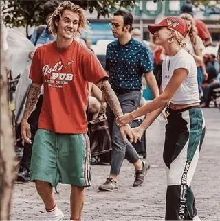 Justin Bieber ogłosił ślub z modelką Hailey Baldwin. "Moja żona jest niesamowita" - napisał w poście na Instagramie. Baldwin zmieniła nazwę swojego profilu z "Hailey Baldwin" na "Hailey Bieber" oraz zarejestrowała znak towarowy o tej nazwie. 