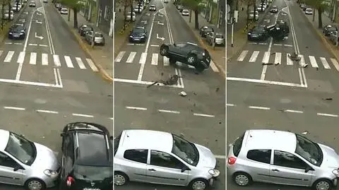 Auto przeleciało na dachu przez pasy. Piesi już mieli przechodzić