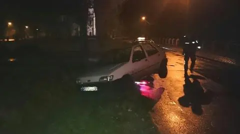 Samochód zawisł na krawężniku, pijany kierowca poszedł po pomoc