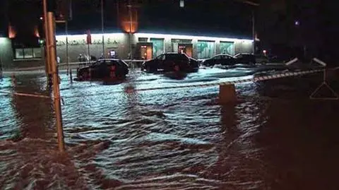 Zalana Warszawa: pękła rura