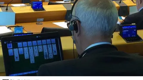 Korwin-Mikke układał pasjansa w czasie obrad w Brukseli