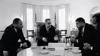 Styczeń 1964, Gabinet Owalny w Białym Domu, od lewej Martin Luther King, prezydent Lyndon Johnson, Whitney Young