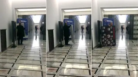 Tablicę z "układem Kaczyńskiego" zabrał Marek Suski