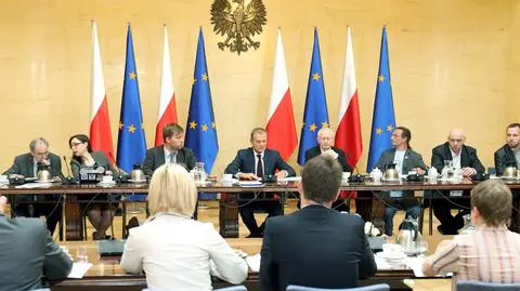 Premier vs. internauci