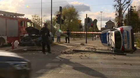 Łódź: wypadek w centrum, radiowóz na boku
