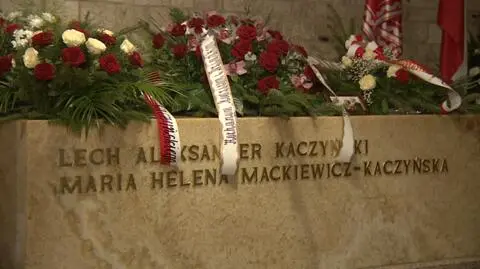 Prezydent złożył kwiaty przy 
grobie Lecha i Marii Kaczyńskich