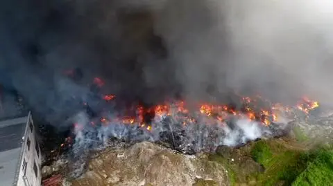 250 strażaków walczy z pożarem wysypiska