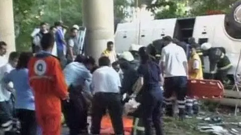 Autokar spadł do rzeki