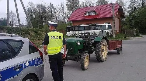 Pijany ojciec wiózł traktorem troje dzieci