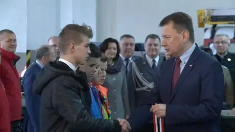 Minister MSWiA wręczył medale "Młody Bohater" czterem chłopcom