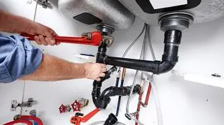 Mężczyzna podawał się za hydraulika (zdjęcie ilustracyjne)