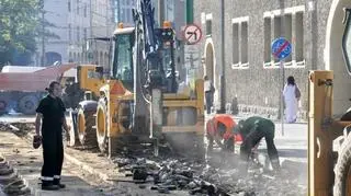 Pracownicy szybko się uwijają z rozbiórką starego torowiska