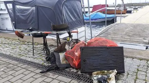 Giżycko. Akumulator, telewizor, sztuczna szczęka. Płetwonurkowie zbierali śmieci na dnie portu