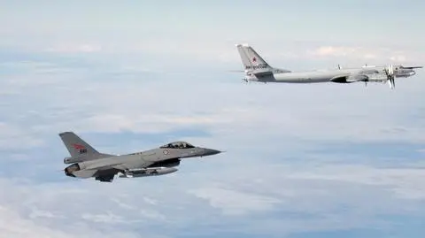 Zdjęcie przechwycenia Tu-95 udostępnione przez MON Norwegii. Na filmie przechwycenie rosyjskiego MiG-31
