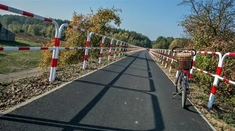 Oborniki: Nowa trasa rowerowa przy puszczy Noteckiej z szeregami barierek