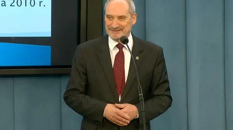 Macierewicz podważa to, co prokuratura mówi na temat brzozy 