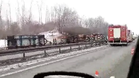 Trójmiasto: samochód ciężarowy przewrócił się na obwodnicy