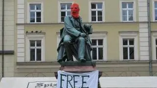 Fredro w czerwonej kominiarce