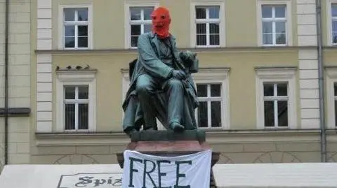 Fredro w kominiarce. Wrocław wspiera Pussy Riot