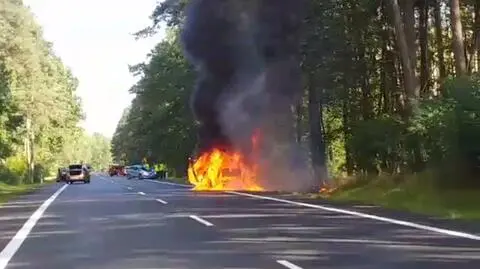 Policjanci gasili płonący samochód