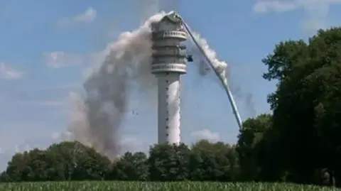 Wieża stała w polu. Nikomu nic się nie stało